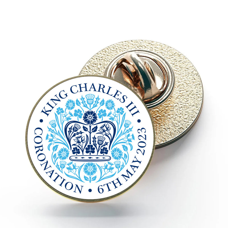 KING CHARLES CORONATION 2023 OFFICIAL ENGLISH BLUE METAL NAME LOGO PIN BADGE 25MM (1")