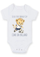 Personalized First World Cup England Baby Grow – Custom Name Football Baby Bodysuit – Come On England Lion Design – England Football Supporter Baby Romper – World Cup Baby Gift for Boys & Girls