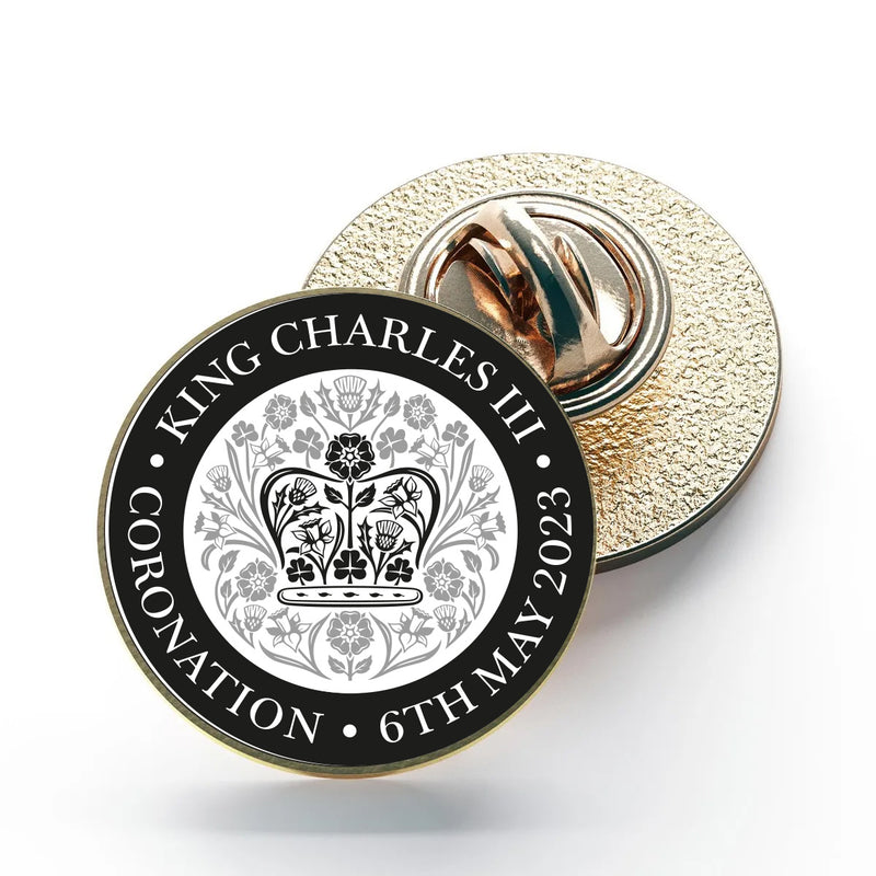 KING CHARLES CORONATION 2023 OFFICIAL BLACK WHITE METAL NAME LOGO PIN BADGE 25MM (1")