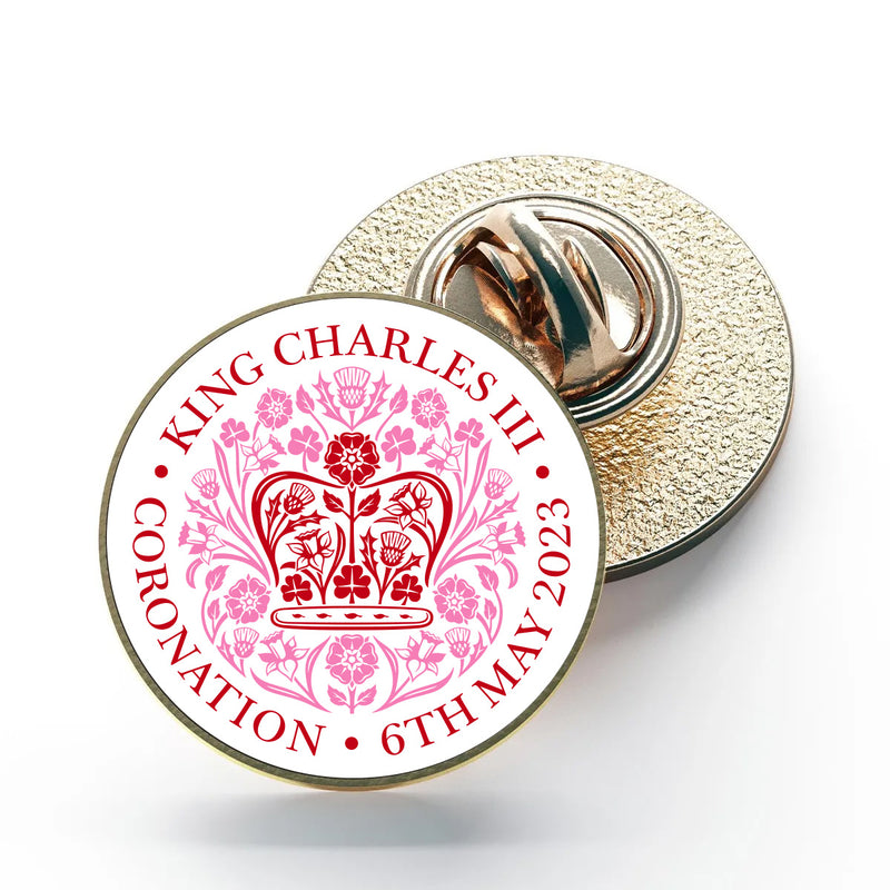 KING CHARLES CORONATION 2023 OFFICIAL ENGLISH PINK METAL NAME LOGO PIN BADGE 25MM (1")