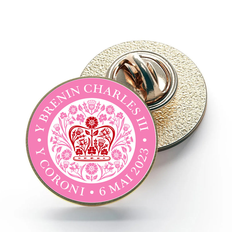 KING CHARLES CORONATION 2023 OFFICIAL PINK ENGLISH METAL LOGO PIN BADGE 25MM (1")