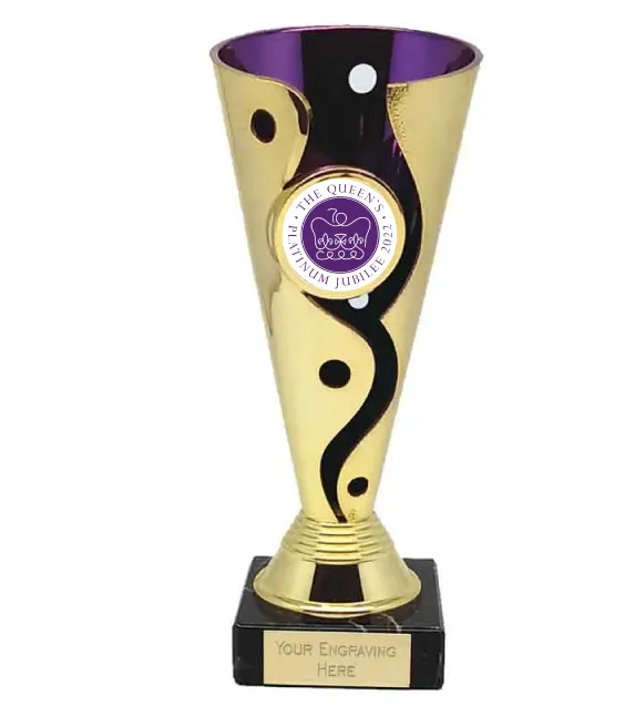 QUEEN'S PLATINUM JUBILEE GOLD & PURPLE CARNIVAL CUP ON A BLACK MARBLE BASE 14.5CM (5 3/4")
